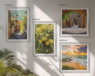 Set posters met lijst schilderachtige straatjes aan zee en strand