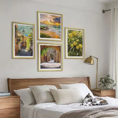 Set posters met lijst schilderachtige straatjes aan zee en strand