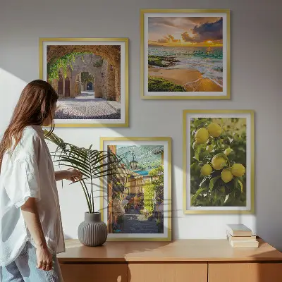 Set posters met lijst schilderachtige straatjes aan zee en strand