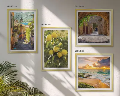 Set posters met lijst schilderachtige straatjes aan zee en strand