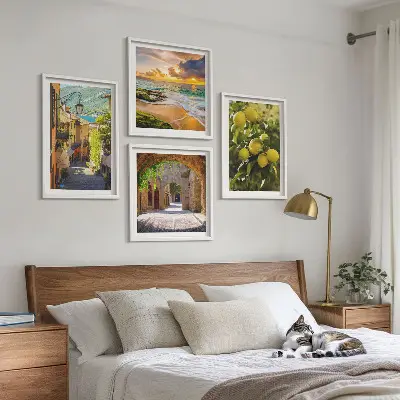 Set posters met lijst schilderachtige straatjes aan zee en strand