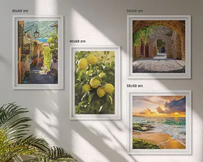 Set posters met lijst schilderachtige straatjes aan zee en strand