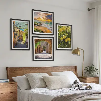 Set posters met lijst schilderachtige straatjes aan zee en strand
