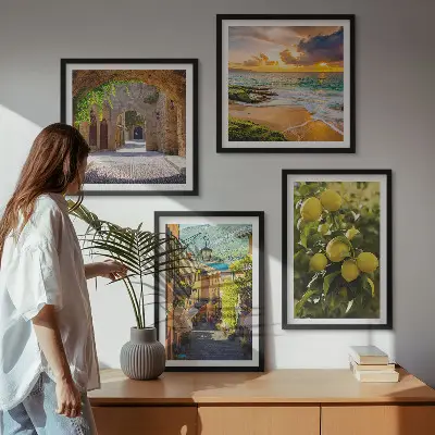 Set posters met lijst schilderachtige straatjes aan zee en strand