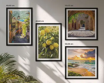 Set posters met lijst schilderachtige straatjes aan zee en strand