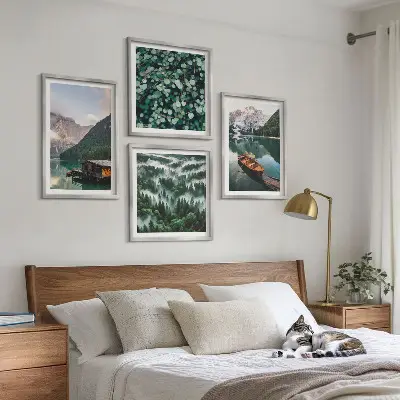 Set posters met lijst bergmeer met een boot in de mist