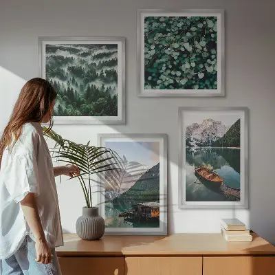 Set posters met lijst bergmeer met een boot in de mist