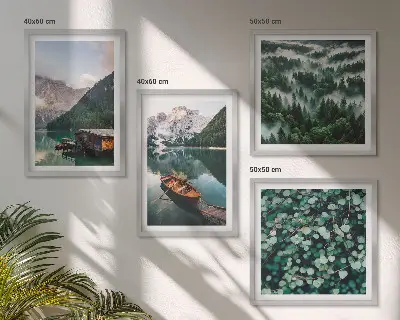 Set posters met lijst bergmeer met een boot in de mist
