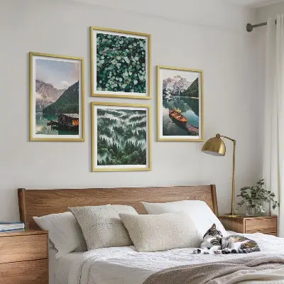 Set posters met lijst bergmeer met een boot in de mist