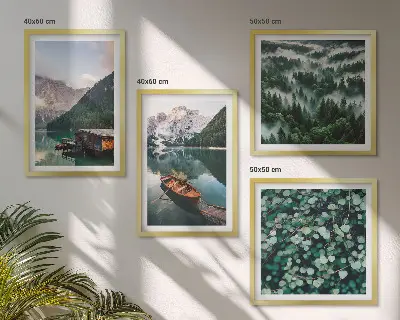 Set posters met lijst bergmeer met een boot in de mist