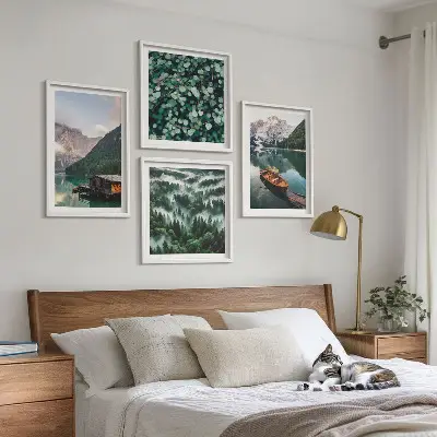 Set posters met lijst bergmeer met een boot in de mist