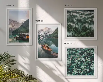 Set posters met lijst bergmeer met een boot in de mist