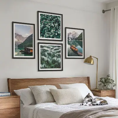 Set posters met lijst bergmeer met een boot in de mist