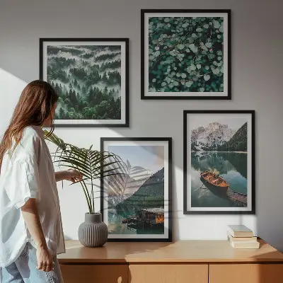 Set posters met lijst bergmeer met een boot in de mist