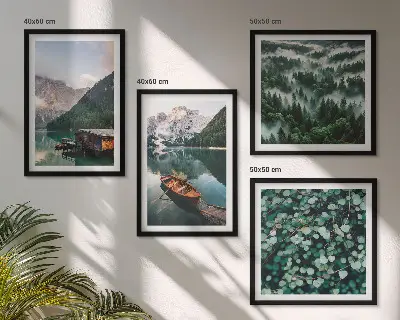 Set posters met lijst bergmeer met een boot in de mist