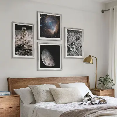 Set posters met lijst foto van een astronaut op maansporen