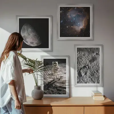 Set posters met lijst foto van een astronaut op maansporen