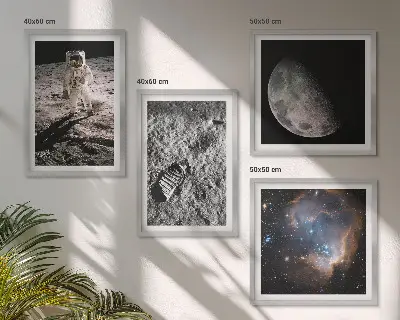 Set posters met lijst foto van een astronaut op maansporen
