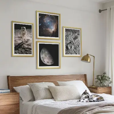 Set posters met lijst foto van een astronaut op maansporen