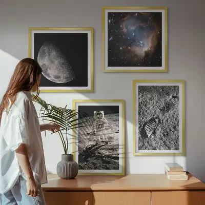 Set posters met lijst foto van een astronaut op maansporen