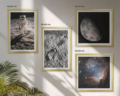 Set posters met lijst foto van een astronaut op maansporen