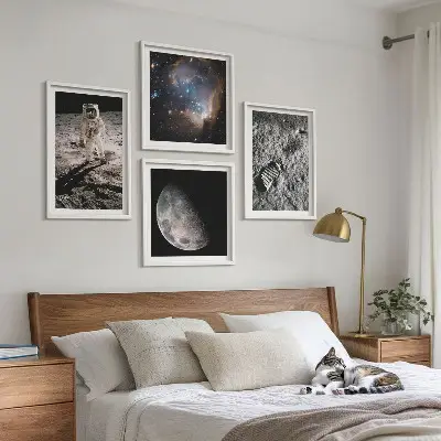 Set posters met lijst foto van een astronaut op maansporen