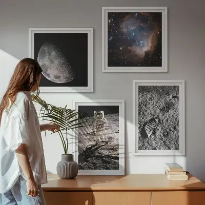 Set posters met lijst foto van een astronaut op maansporen
