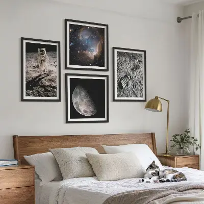 Set posters met lijst foto van een astronaut op maansporen