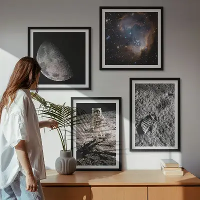 Set posters met lijst foto van een astronaut op maansporen