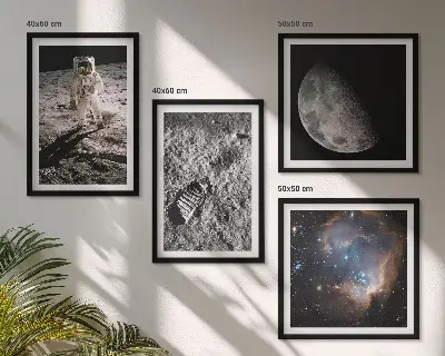 Set posters met lijst foto van een astronaut op maansporen