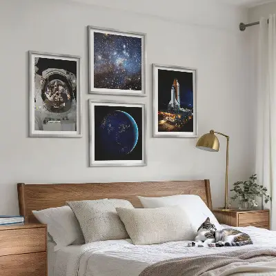 Poster set met lijst ruimte met aarde, astronaut en raket