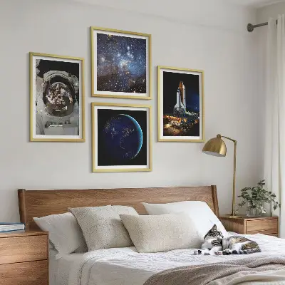 Poster set met lijst ruimte met aarde, astronaut en raket
