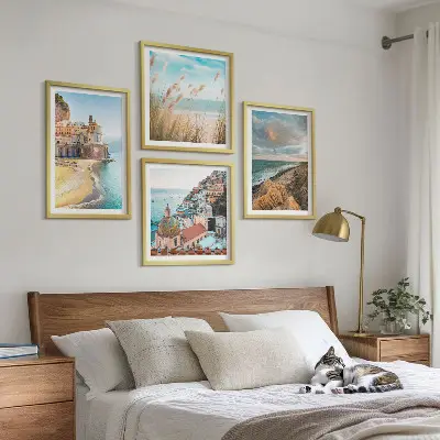 Meerluik in lijst met landschappen van strand, stad en kliffen