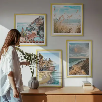 Meerluik in lijst met landschappen van strand, stad en kliffen