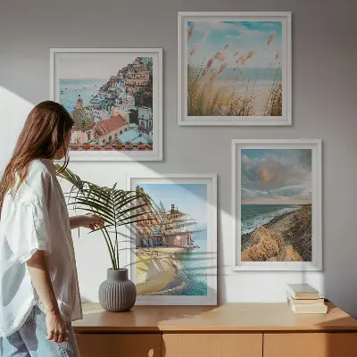 Meerluik in lijst met landschappen van strand, stad en kliffen