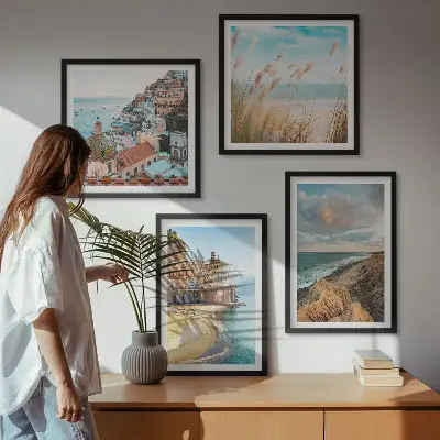 Meerluik in lijst met landschappen van strand, stad en kliffen