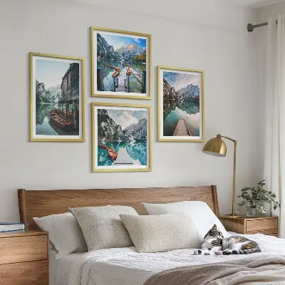 Meer, bergen en houten boten meerluik in lijst