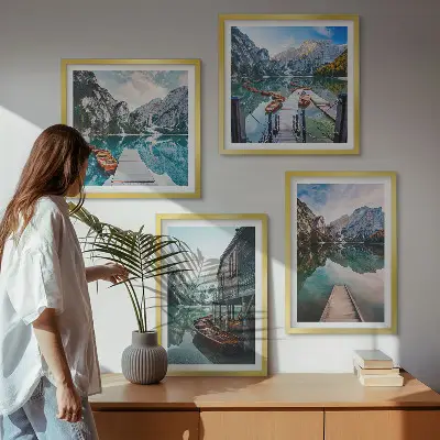 Meer, bergen en houten boten meerluik in lijst