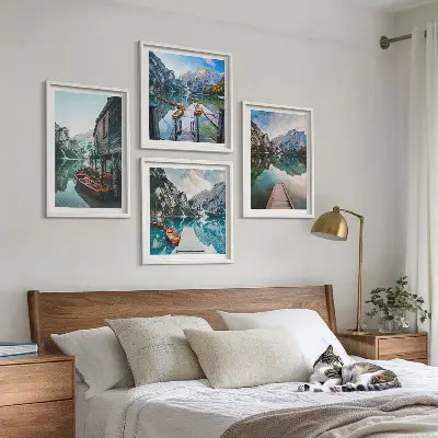 Meer, bergen en houten boten meerluik in lijst