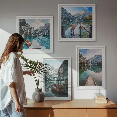 Meer, bergen en houten boten meerluik in lijst