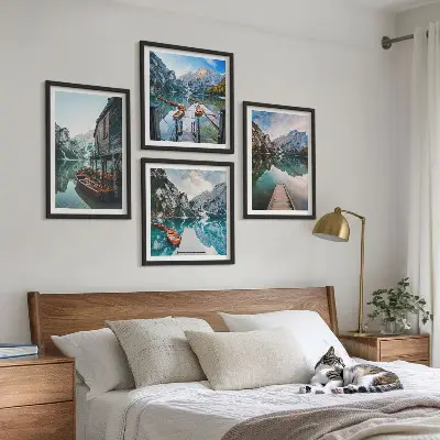 Meer, bergen en houten boten meerluik in lijst