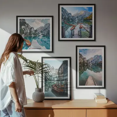 Meer, bergen en houten boten meerluik in lijst