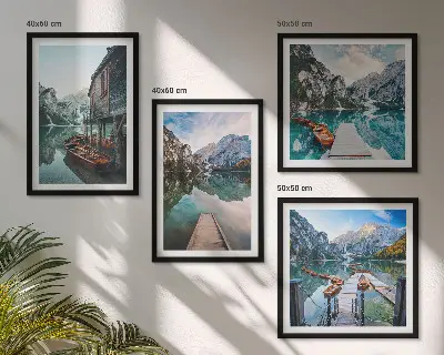 Meer, bergen en houten boten meerluik in lijst