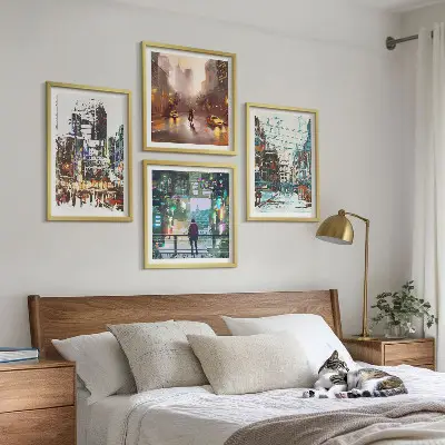 Set van posters met lijst Moderne, kleurrijke steden met karakteristieke personages