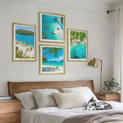 Set posters met lijst met afbeeldingen van stranden, palmbomen en kristalhelder water