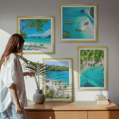 Set posters met lijst met afbeeldingen van stranden, palmbomen en kristalhelder water