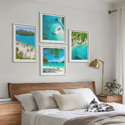 Set posters met lijst met afbeeldingen van stranden, palmbomen en kristalhelder water