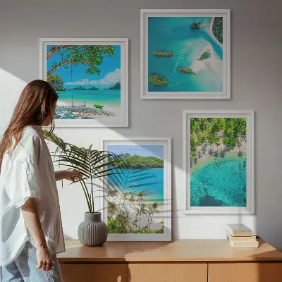 Set posters met lijst met afbeeldingen van stranden, palmbomen en kristalhelder water