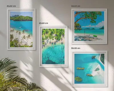 Set posters met lijst met afbeeldingen van stranden, palmbomen en kristalhelder water