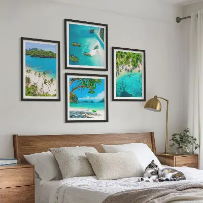 Set posters met lijst met afbeeldingen van stranden, palmbomen en kristalhelder water